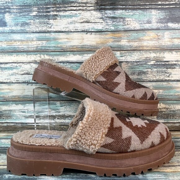JESSICA SIMPSON Faux Shearling Mules Size 10M Brown Southwestern Clogs Lug Soles - Picture 1 of 12